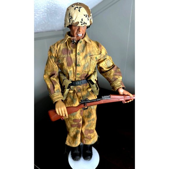 Camouflage Military Man Helmet Weapon Ammo Cartridge Belt Stand Action figure - Picture 2 of 13